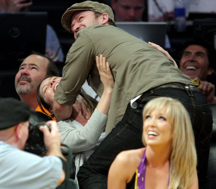 2009-justin-timberlake-jessica-biel-kiss-cam.jpg